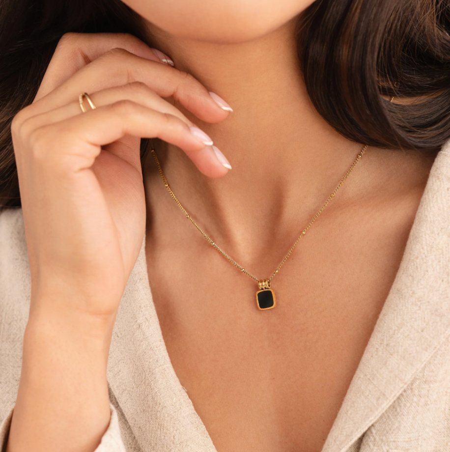 Collier pendentif noir Lucia