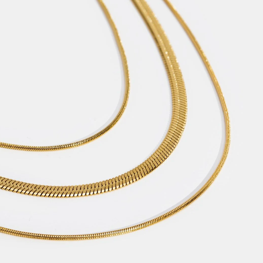 Collier chaîne doré à plusieurs rangs