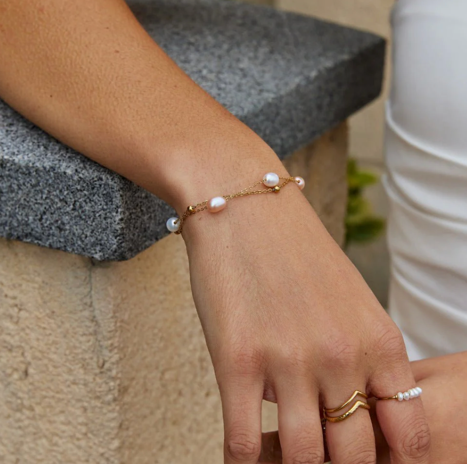 Bracelet à plusieurs rangs en perles d’eau douce