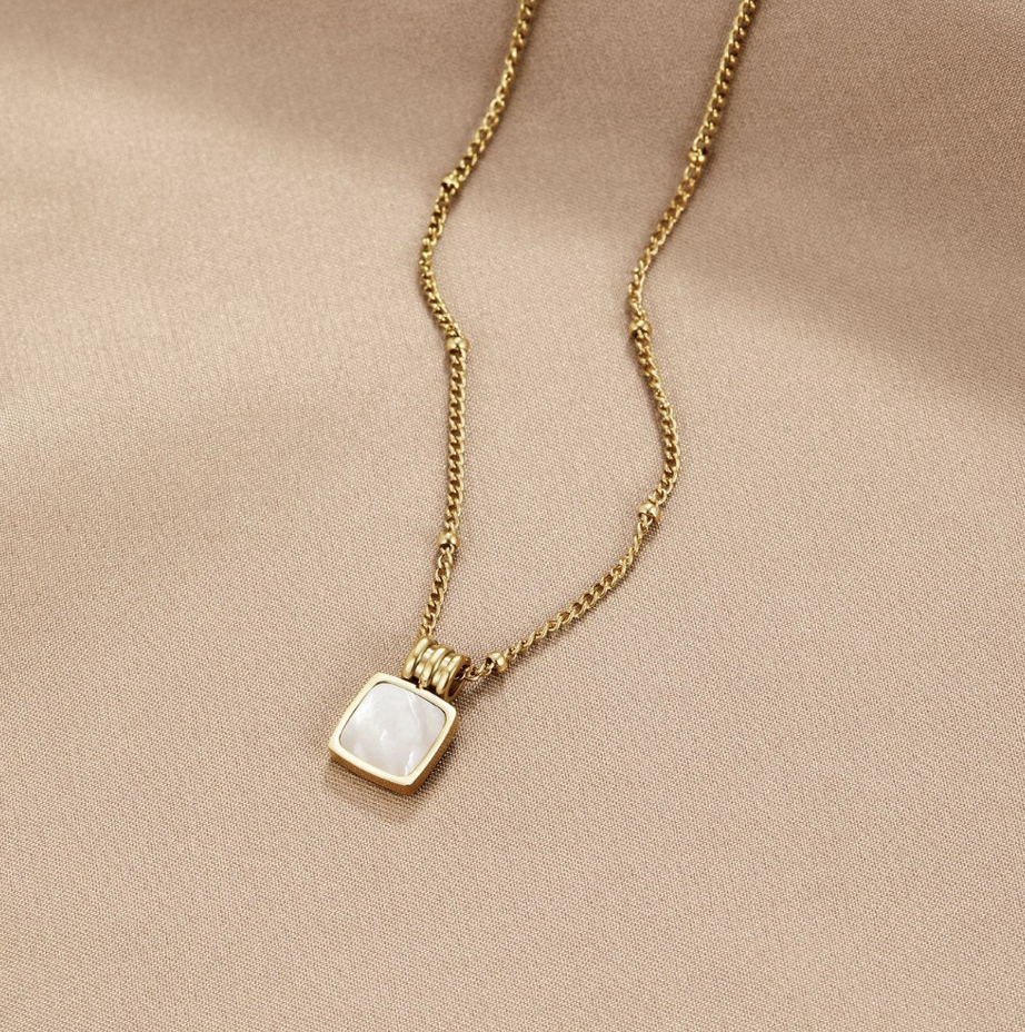 Collier pendentif noir Lucia